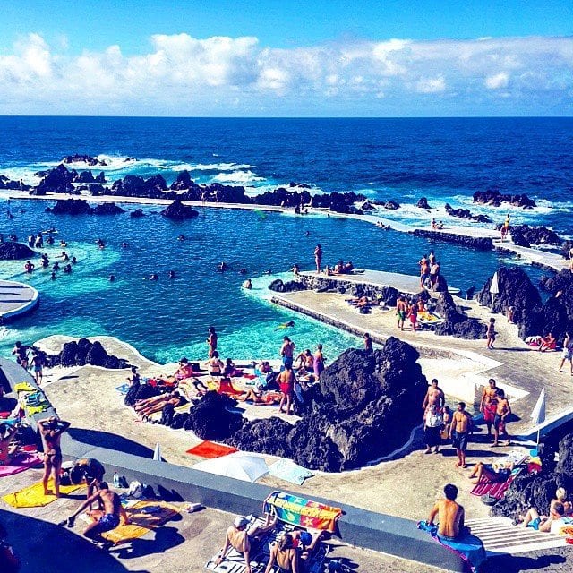 Wulkaniczne baseny (Piscinas Naturais) w Porto Moniz na Maderze - kąpiel w krystalicznie czystej wodzie basenów wulkanicznych
