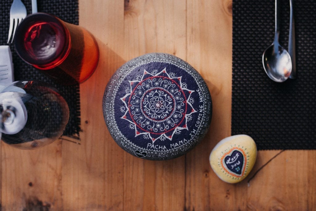 Handmade wedding favor ideas - not only a table decoration, also a wedding favour- every guest can take home the one stone they love the most. #boho #hippie #bohowedding #hippiewedding #handmade #weddingfavour #weddingdecoration