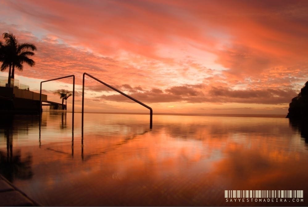 Sunset in Calheta, Madeira Island. ~ Zachód słońca w Calheta na Maderze. #madeira #madeiraisland #portugal #calheta #madeiraattractions #bestofportugal #travel #besthotels #sunset
