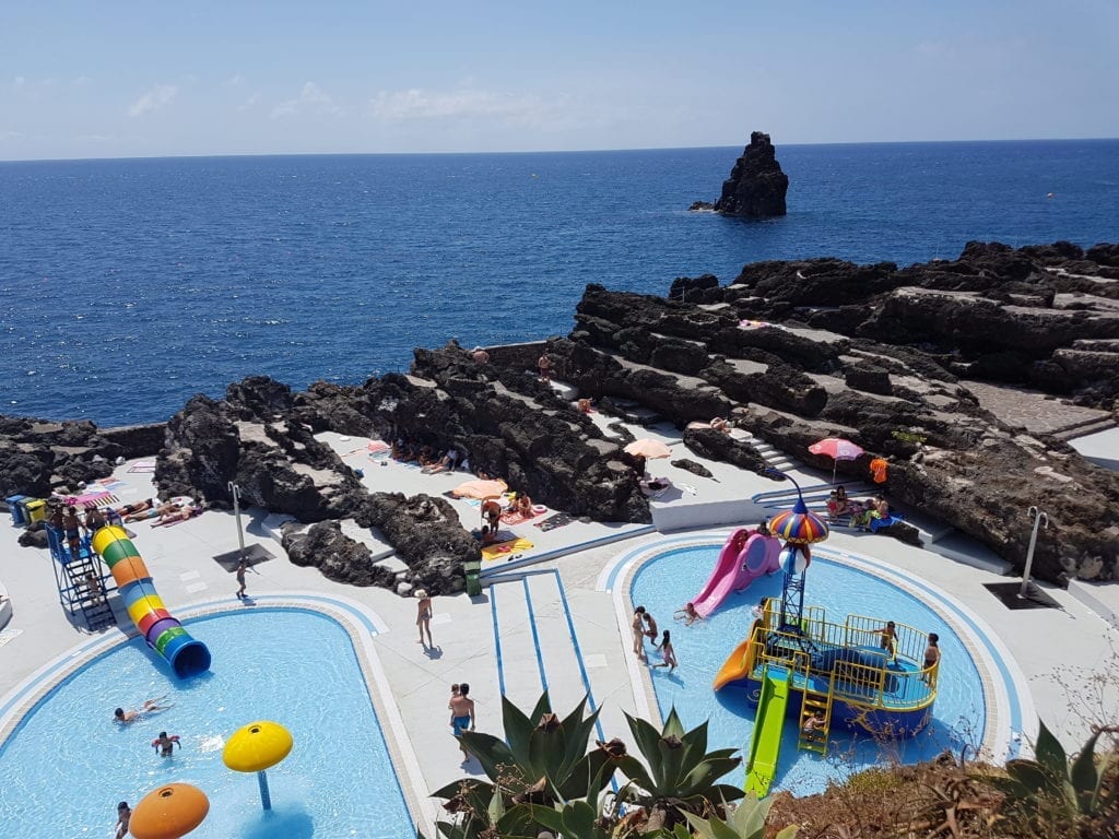 Kompleks kąpielowy Complexo Balnear do Lido w Funchal. Plaże, naturalne baseny wulkaniczne, hotelowe baseny i kompleksy kąpielowe na Maderze.