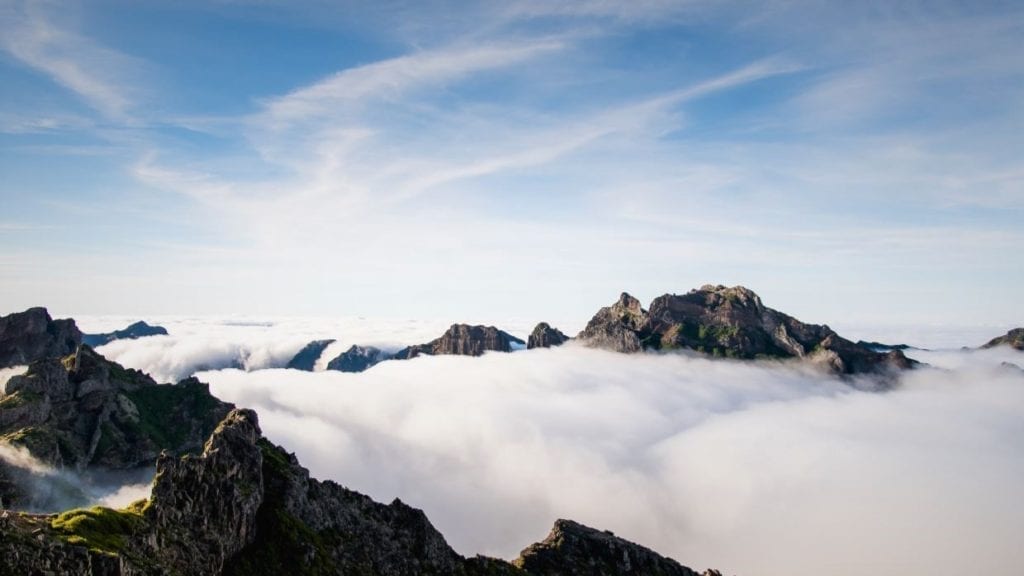 Przepiękne widoki podczas wędrówki trasą Vereda do Pico do Arieiro - PR 1 pomiędzy dwoma najwyższymi szczytami Madery: Pico do Arieiro i Pico Ruivo.