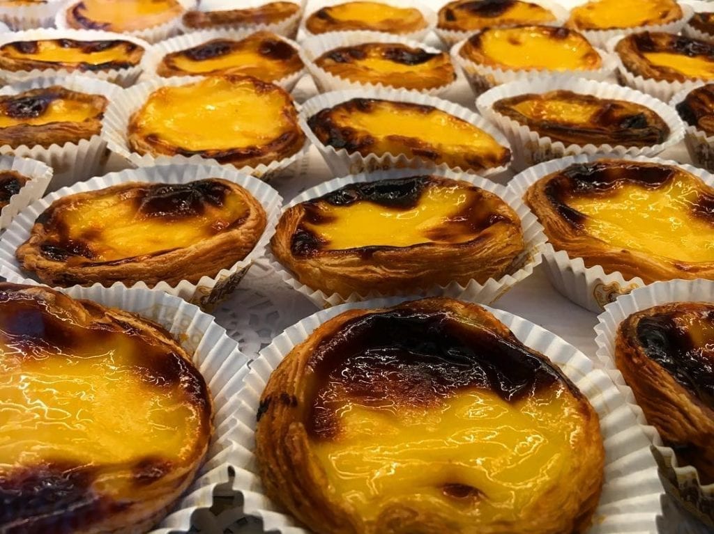 Przysmaki Madery: Pastel de nata - przepyszne portugalskie ciastko, które koniecznie trzeba sprobować podczas wakacji na Maderze