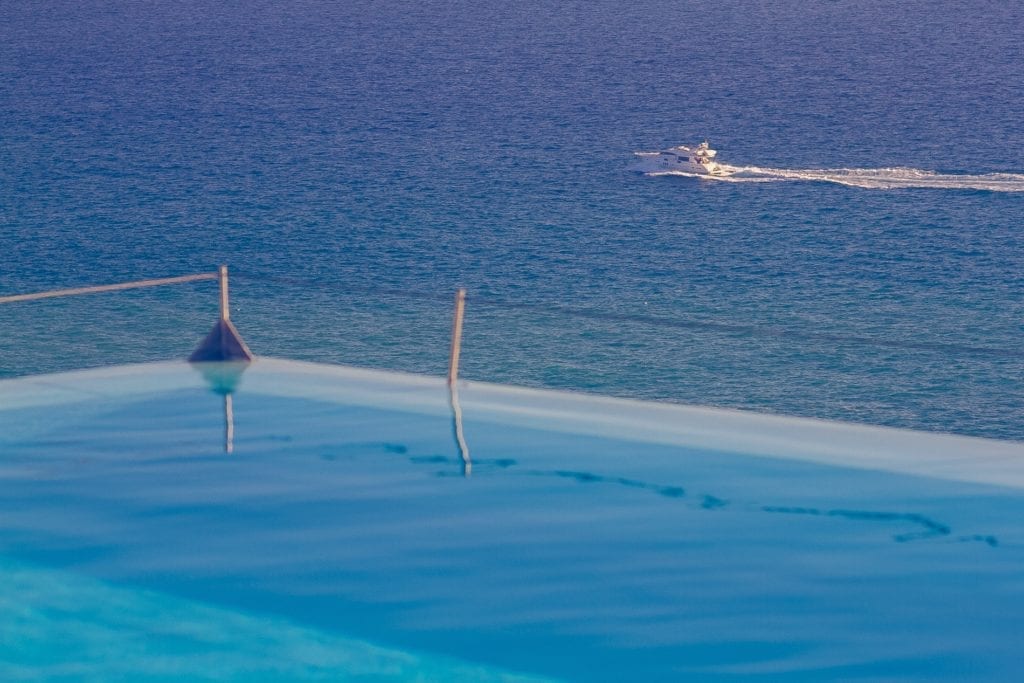 12 Best Hotel Pools of Madeira Island ~ Najpiękniejsze baseny hotelowe na Maderze - zestawienie. Na zdjęciu: hotel Estalagem da Ponta do Sol