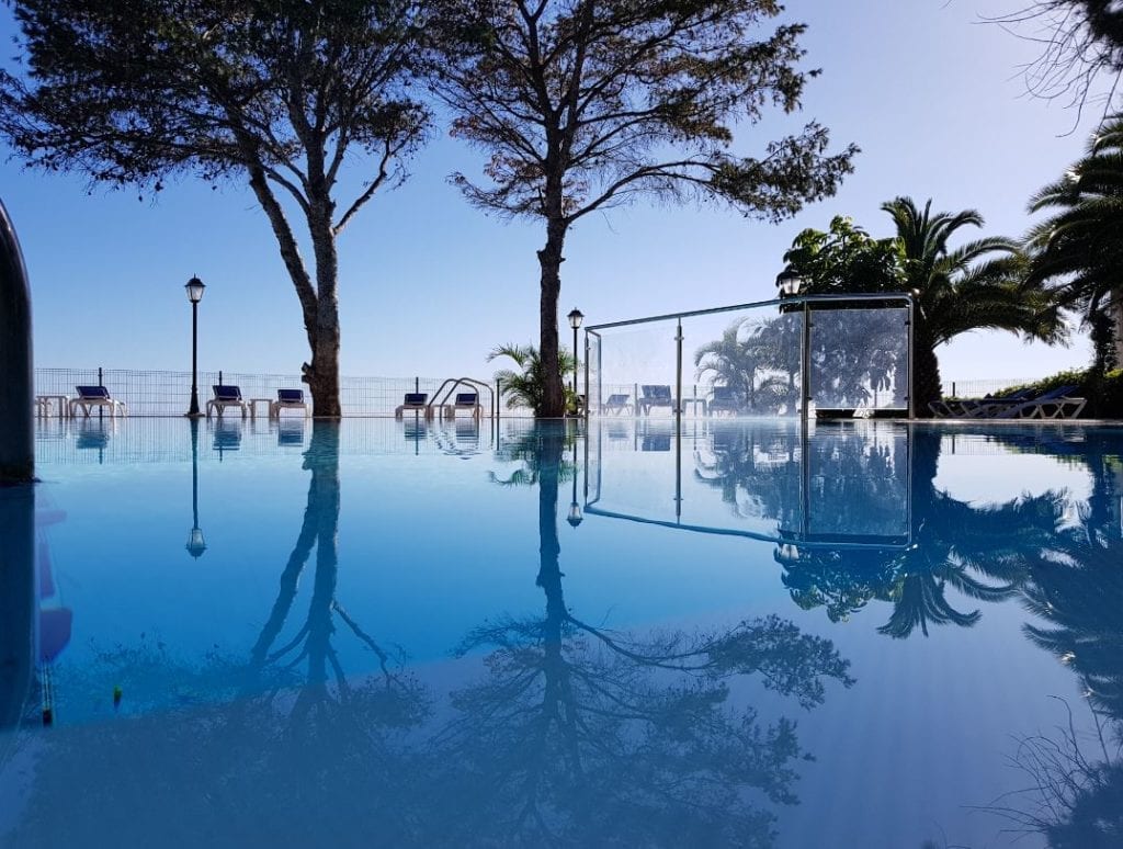 Hotele z najpiękniejszymi basenami na Maderze: Albatroz Beach & Yacht Club w Santa Cruz na Maderze