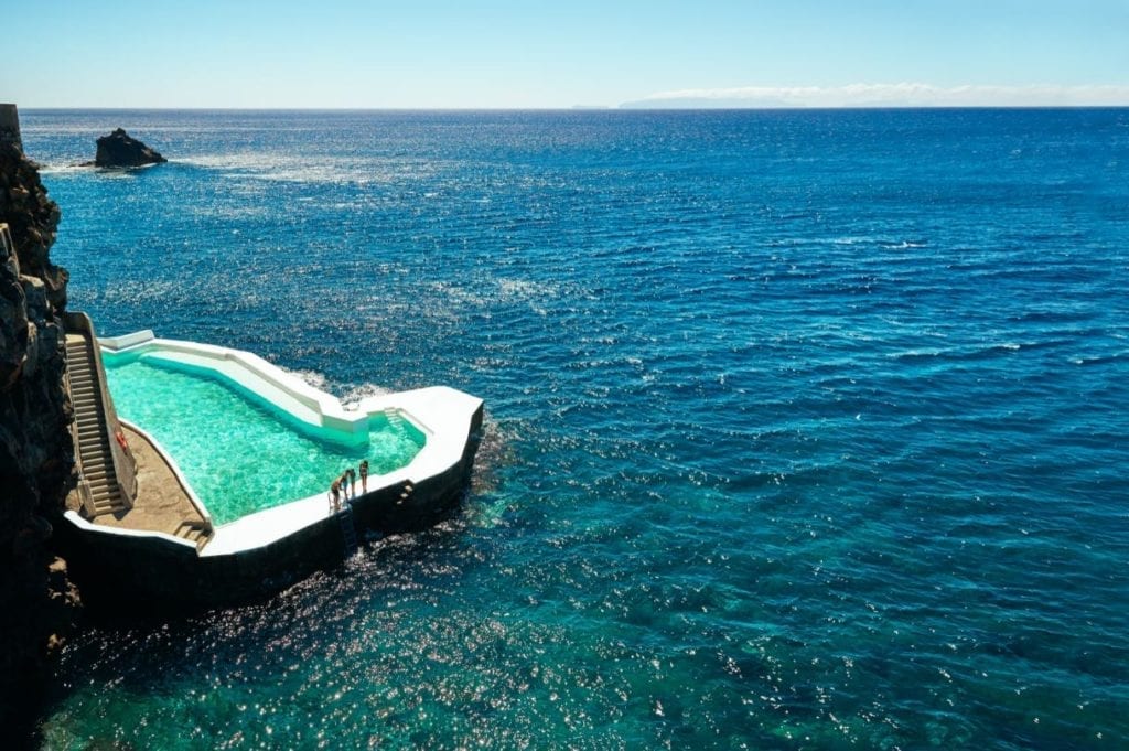 Hotele z najpiękniejszymi basenami na Maderze: Albatroz Beach & Yacht Club w Santa Cruz na Maderze