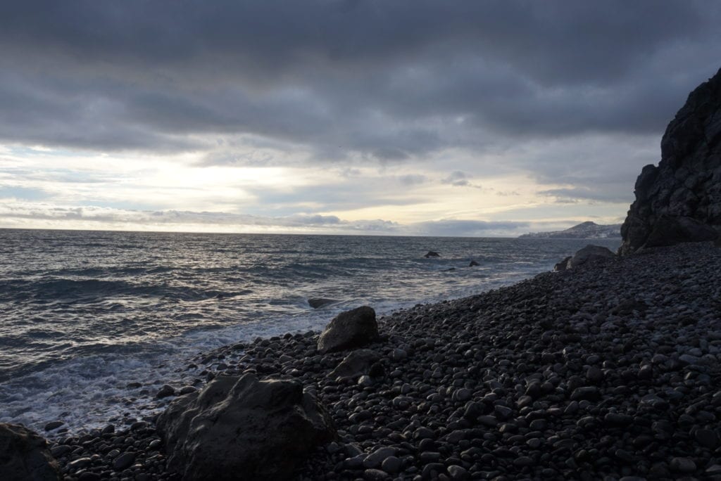 Plaże na Maderze: Kamienista plaża w Garajau na południu Madery. W oddali- Funchal Fot.: Say Yes to Madeira