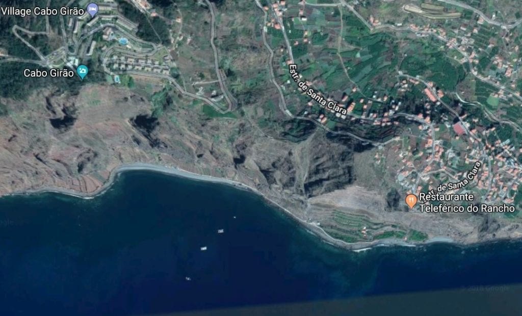 Lokalizacja stacji kolejki linowej na Fajã do Rancho (Faja do Cabo Girao) na Maderze versus punkt widokowy Cabo Girao - Warto pamiętać, że kolejka na Faja do Cabo Girao nie startuje przy szklanym tarasie.