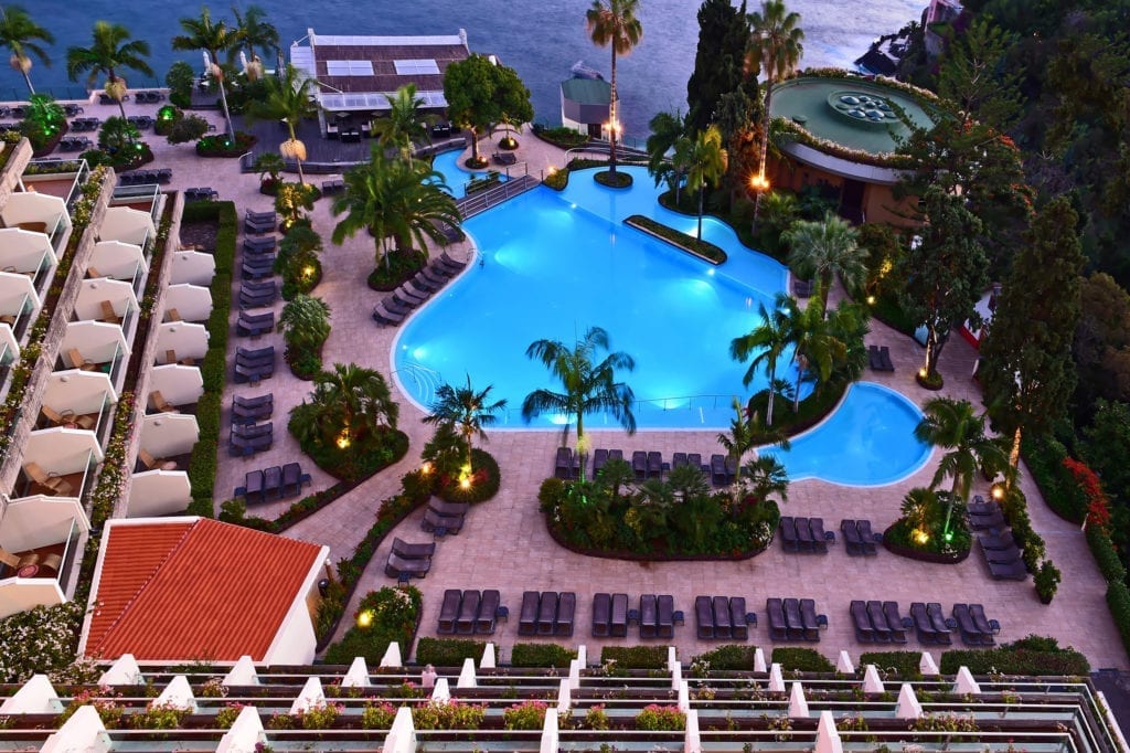 Most beautiful hotel pools in Madeira, Portugal: Pestana Carlton Madeira Hotel in Funchal ~ Najpiękniejsze baseny hotelowe na Maderze - zestawienie. Zdjęcie: Pestana Carlton Madeira Hotel w Funchal
