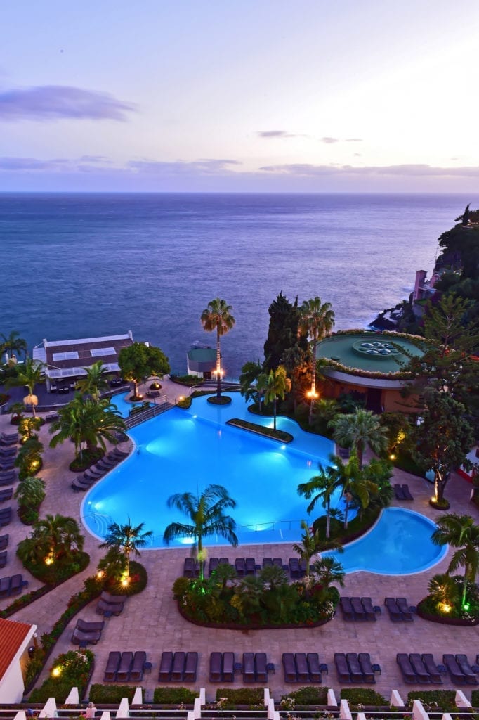 Most beautiful hotel pools in Madeira, Portugal: Pestana Carlton Madeira Hotel in Funchal ~ Najpiękniejsze baseny hotelowe na Maderze - zestawienie. Zdjęcie: Pestana Carlton Madeira Hotel w Funchal