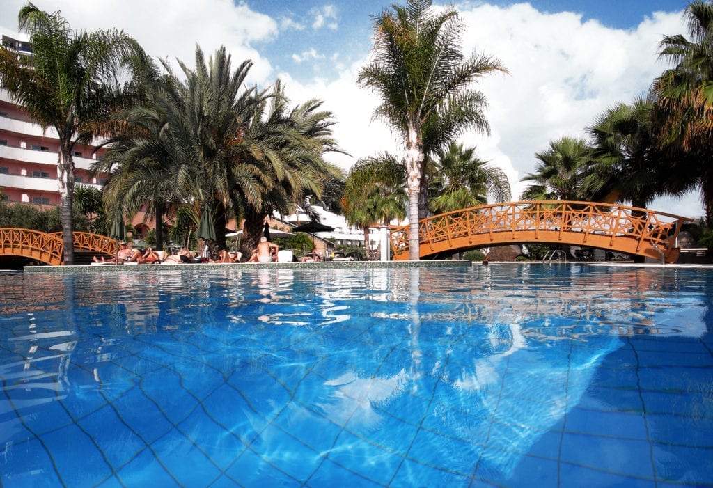 Miejsca do pływania na Maderze: Najpiękniejsze plaże, kompleksy kąpielowe, baseny wulkaniczne i hotelowe baseny na Maderze - Hotel Royal Savoy w Funchal.