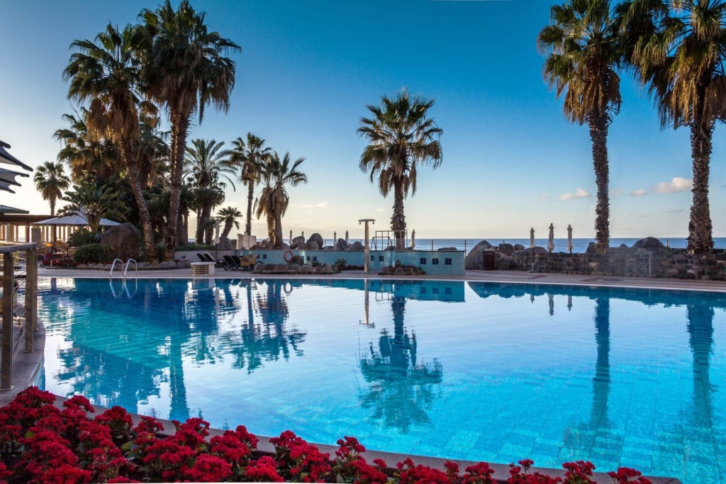 Miejsca do pływania na Maderze: Najpiękniejsze plaże, kompleksy kąpielowe, baseny wulkaniczne i hotelowe baseny na Maderze - Hotel Royal Savoy w Funchal.