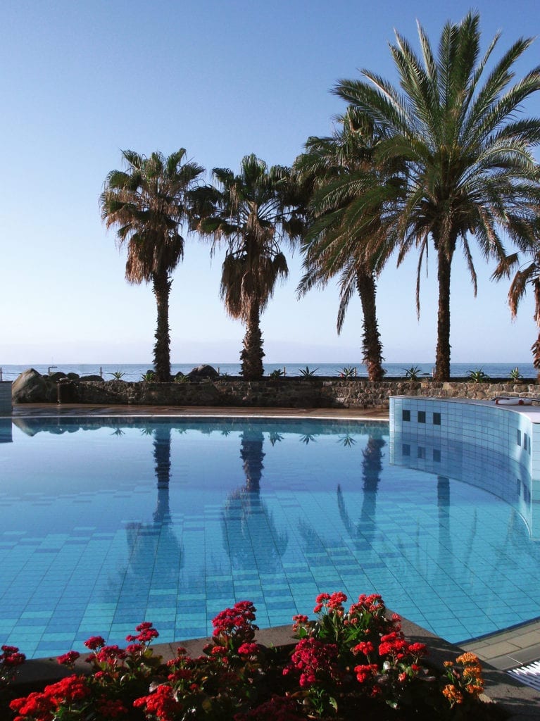 Miejsca do pływania na Maderze: Najpiękniejsze plaże, kompleksy kąpielowe, baseny wulkaniczne i hotelowe baseny na Maderze - Hotel Royal Savoy w Funchal.