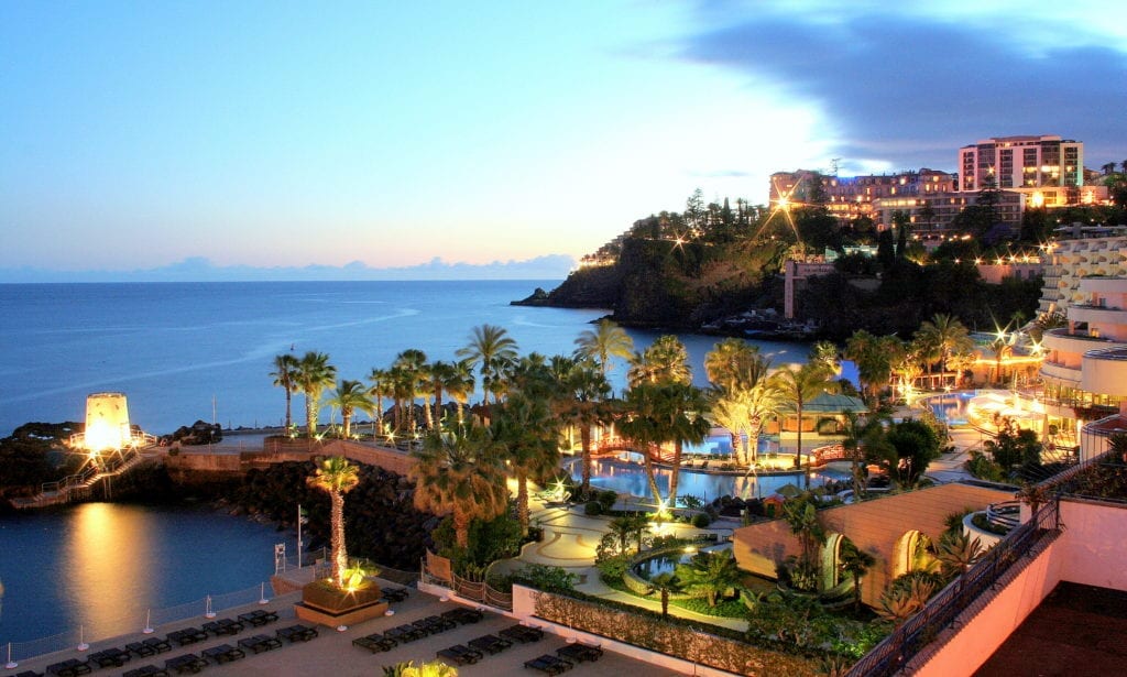 Gdzie kąpać się na Maderze: Najpiękniejsze plaże, kompleksy kąpielowe, baseny wulkaniczne i hotelowe baseny na Maderze - Hotel Royal Savoy w Funchal.