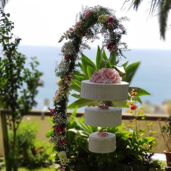 Tropical wedding cake ideas #tropical #tropicalwedding #weddingcake #weddinginspiration