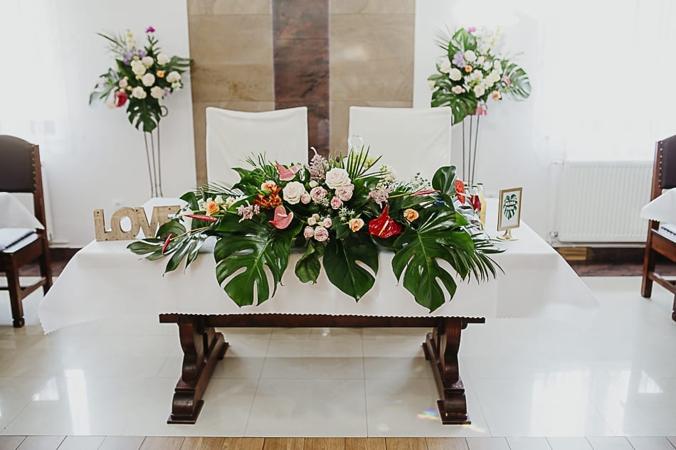 Tropical wedding table decoration with monstera plant leaves #weddingflowers #monstera #tropicalwedding ~ Dekoracja stołu pary młodej w stylu tropikalnym z liśćmi monstery. Tropikalne inspiracje ślubne