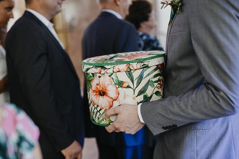 Tropical wedding accessories #tropical #tropicalwedding #monstera #urganjungle ~ Tropikalny ślub: Ślub i wesele w stylu tropikalnym w Polsce - akcesoria ślubne: pudełko na koperty w stylu tropikalnym