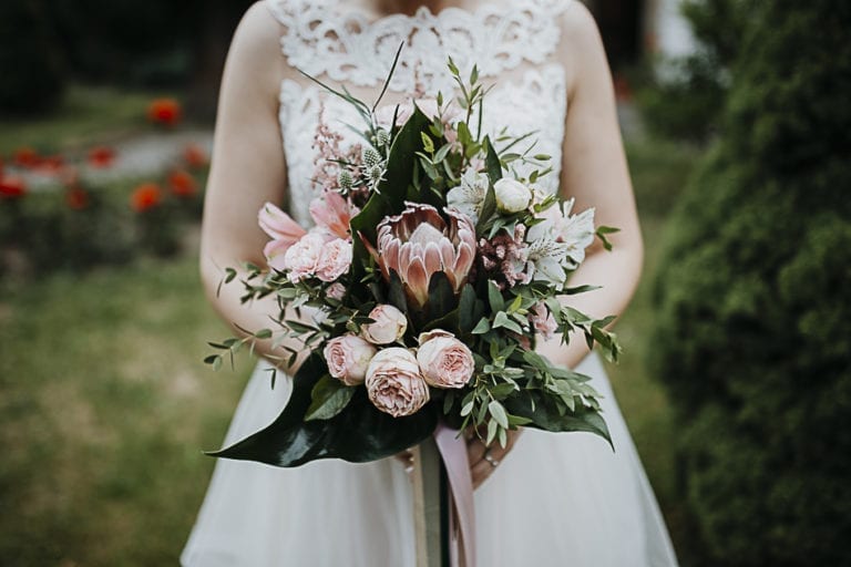 Tropical wedding bouquet ~ Tropikalny ślub: Ślub i wesele w stylu tropikalnym w Polsce #tropical #tropicalwedding #weddingbouquet #flowers