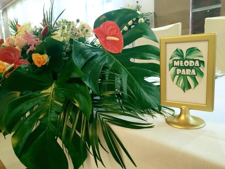 Tropical wedding decorations #tropical #tropicalwedding #monstera #urganjungle ~ Tropikalny ślub: Ślub i wesele w stylu tropikalnym w Polsce - dekoracje z lisciem monstery