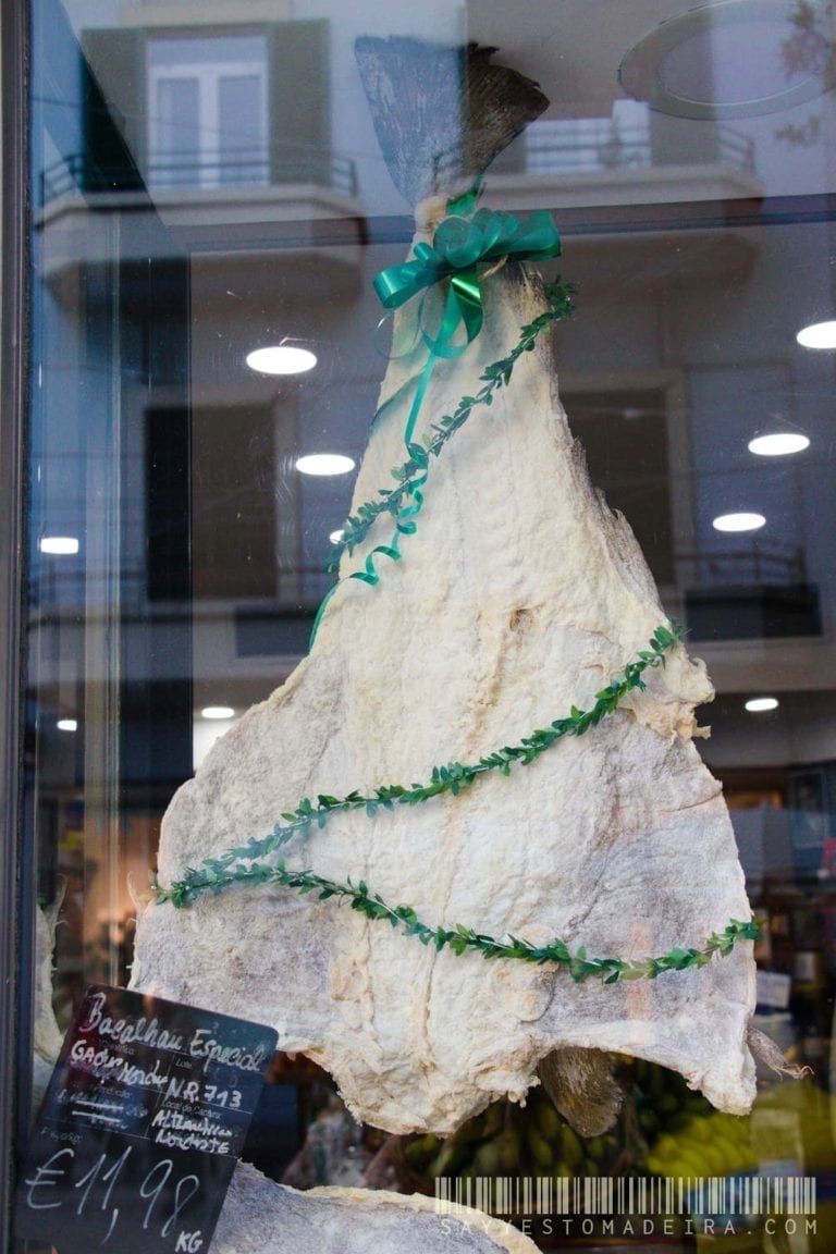 Christmas tree made of.. fish in Madeira, Portugal | Choinka z Dorsza w wystawie sklepowej w Funchal na Maderze