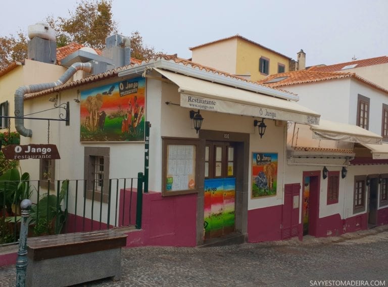 Restauracja O Jango w Funchal. Stare Miasto w Funchal (Zona Velha) - sztuka uliczna, murale i kolorowe drzwi Funchal. Projekt "Sztuka Otwartych Drzwi".