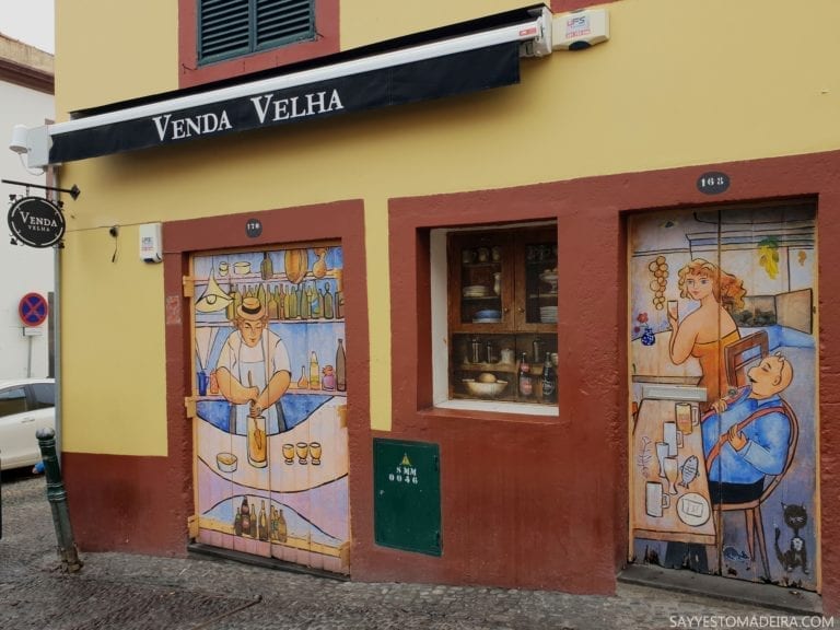 Bar Poncha Venha Velha w Funchal. Stare Miasto w Funchal (Zona Velha) - sztuka uliczna, murale i kolorowe drzwi Funchal. Projekt "Sztuka Otwartych Drzwi".