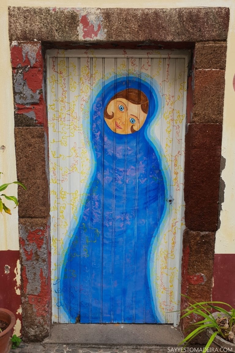 Ciekawe miejsca na Maderze: Stare Miasto (Zona Velha) - sztuka uliczna, murale i kolorowe drzwi Funchal. Projekt "Sztuka Otwartych Drzwi".