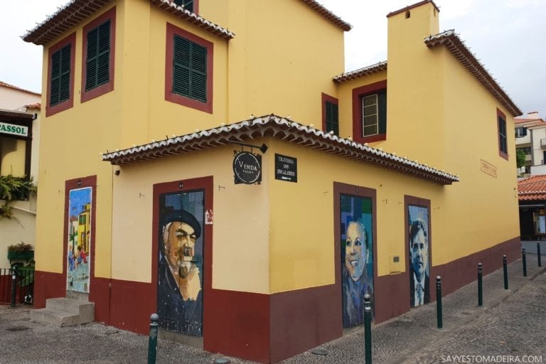 Co zobaczyć na Maderze: Stare Miasto - sztuka uliczna, murale i kolorowe drzwi Funchal. Projekt "Sztuka Otwartych Drzwi". Drzwi baru Poncha Venda Velha