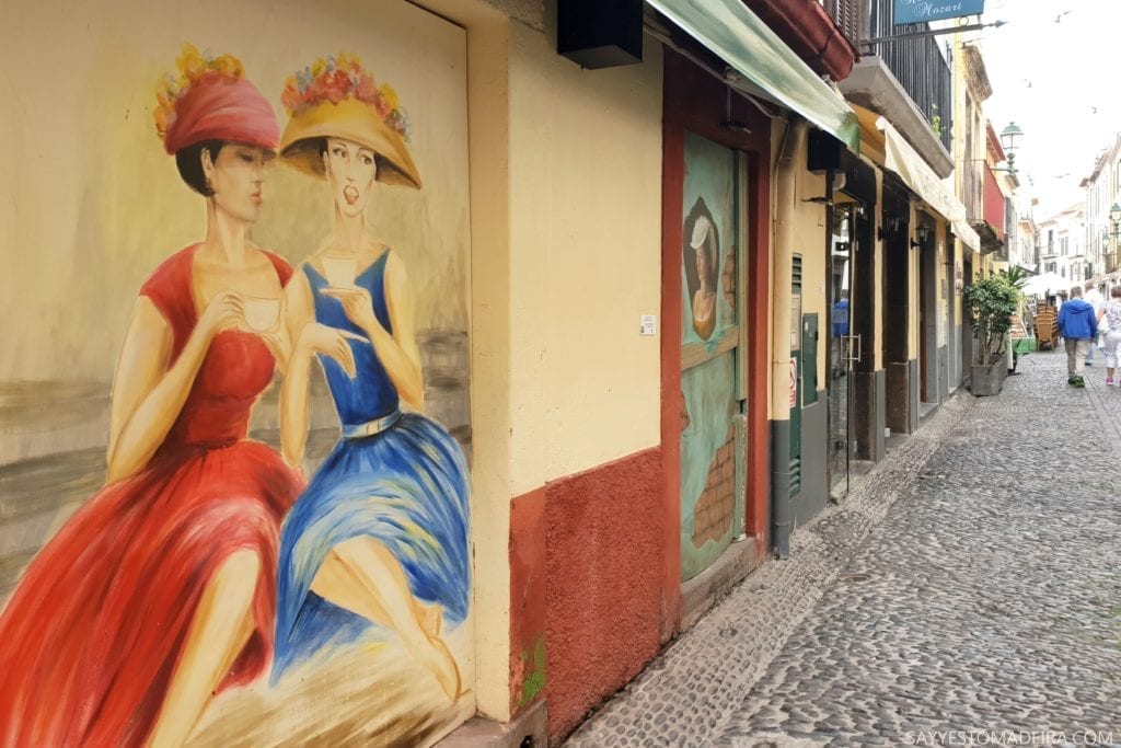 Co zobaczyć w Funchal: Stare Miasto - sztuka uliczna, murale i kolorowe drzwi Funchal. Projekt "Sztuka Otwartych Drzwi". Najpiekniejsze murale Funchal