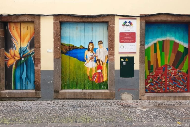 Co zobaczyć w Funchal: Stare Miasto - sztuka uliczna, murale i kolorowe drzwi Funchal. Projekt "Sztuka Otwartych Drzwi". Wspaniała sztuka uliczna.