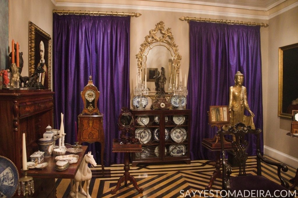 Funchal Gems: Purple Room at the Universo de Memorias Joao Carlos Abreu. Best museums & art collections of Madeira Island, Portugal #funchal #madeira #portugal Polecane miejsca na Maderze: najpiekniesze muzeum i kolekcja sztuki - Universo de Memorias Joao Carlos Abreu w Funchal