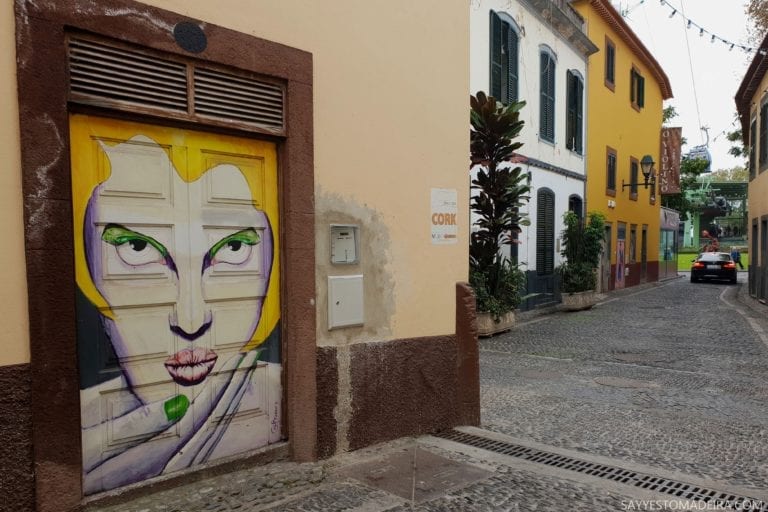 Atrakcje Funchal: Stare Miasto - sztuka uliczna, murale i kolorowe drzwi Funchal. Mural: kobieta z żółtymi włosami