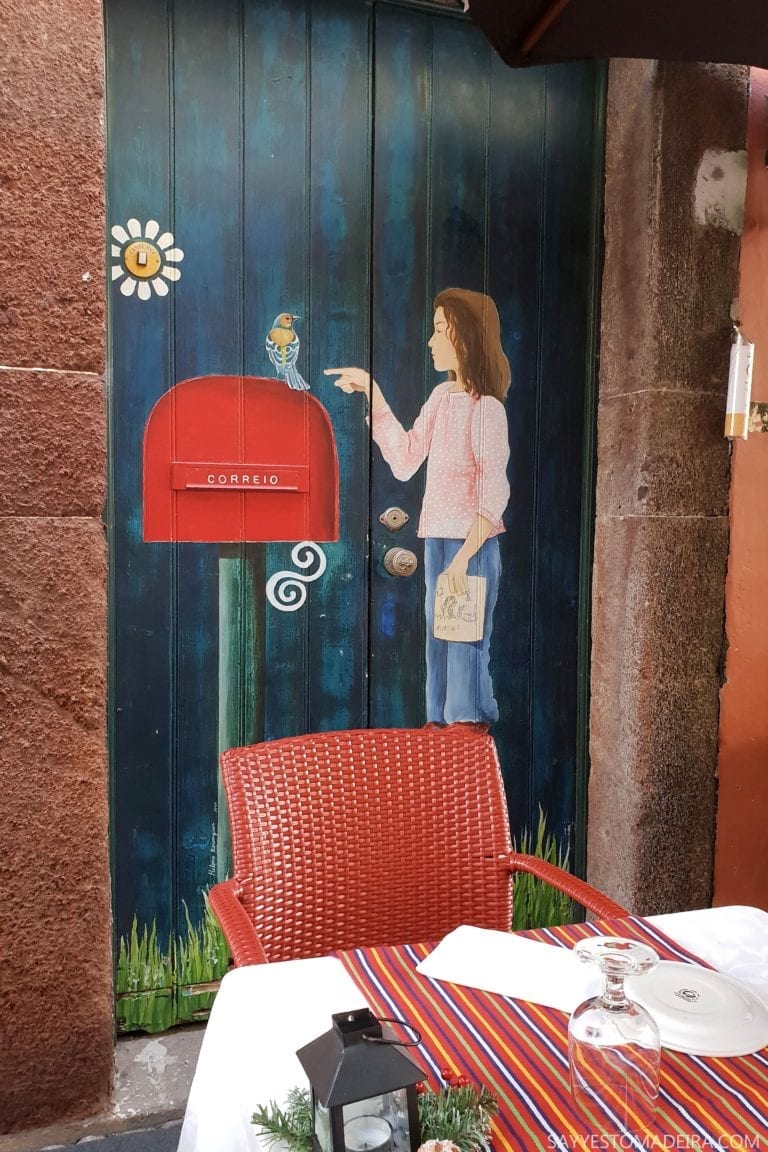 Atrakcje Funchal: Stare Miasto - sztuka uliczna, murale i kolorowe drzwi Funchal. Mural dziewczynka ze skrzynka na listy