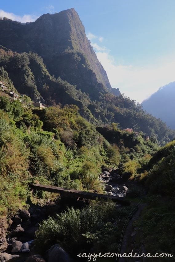 Hiking routes in the Nun's Valley, Madeira. Eira do Serrado to Curral das Freiras village. Nicest walks of Madeira Island. #hiking #mountains #madeira Ścieżka z Eira do Serrado do Doliny Zakonninc - Curral das Freiras.