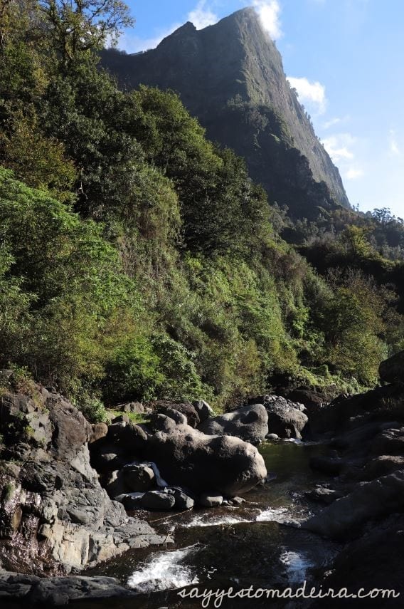 Must see on Madeira Island: Poco dos Chefes. Hidden gems of Madeira #madeira #portugal #hiking #mountains #beautiful Najpiekniejsze miejsca na Maderze: Poco dos Chefes w Dolinie Zakonnic. Co trzeba zobaczyć na Maderze #madera