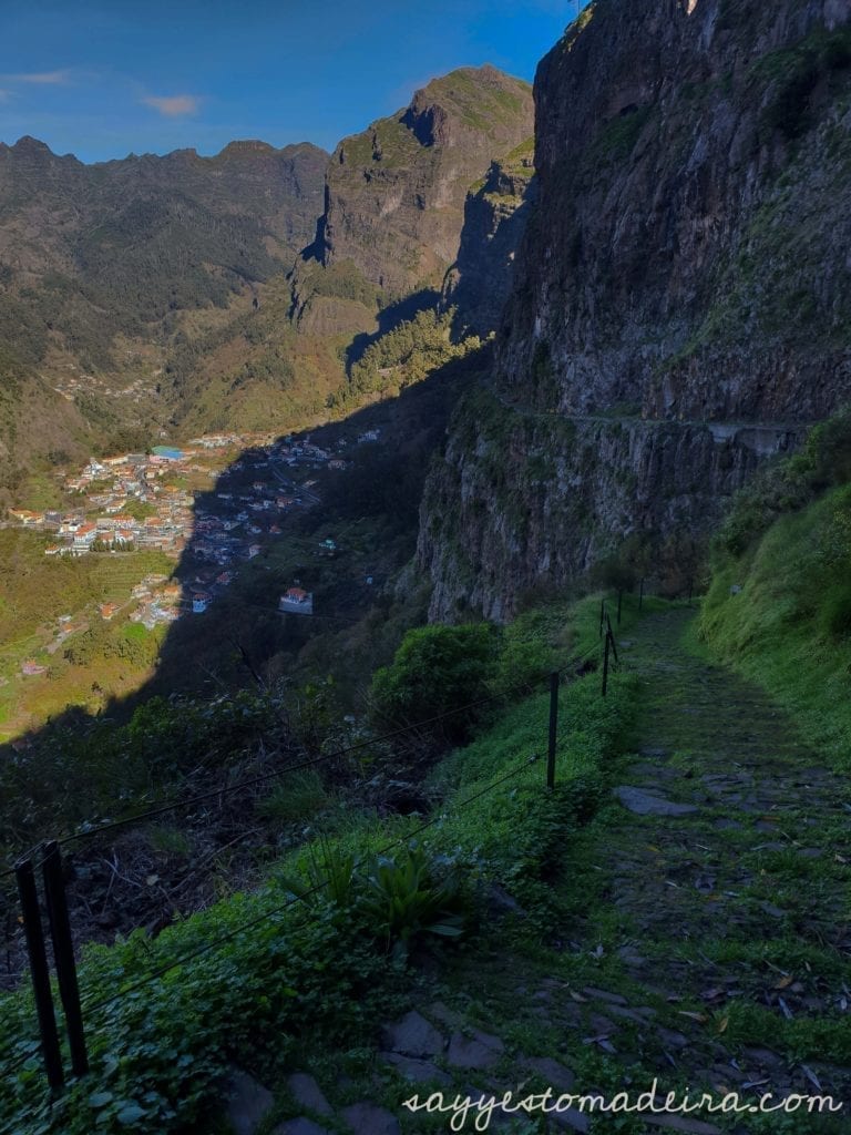 Hiking routes in the Nun's Valley, Madeira. Eira do Serrado to Curral das Freiras village. Nicest walks of Madeira Island. #hiking #mountains #madeira Ścieżka z Eira do Serrado do Doliny Zakonninc - Curral das Freiras.