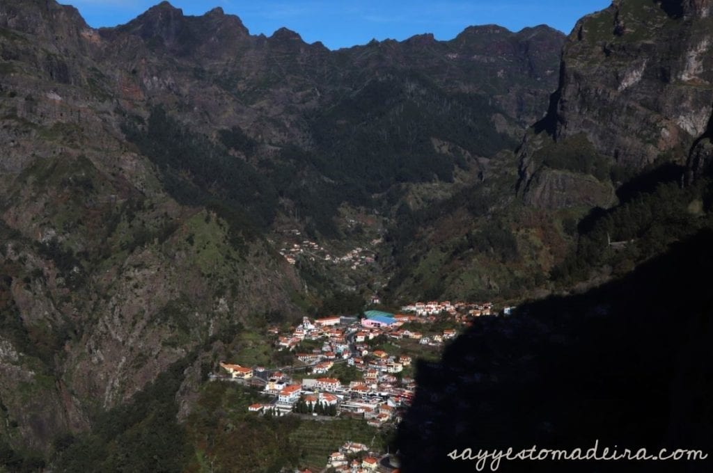 Best of Madeira: Eira do Serrado – Curral das Freiras – Poco dos Chefes. Hiking trails in Nun's Valley, Madeira . #madeira #portugal #bucketlist Najpiękniejsze miejsca i szlaki w Dolinie Zakonnic na Maderze: Eira do Serrado – Dolina Zakonnic – Poco dos Chefes.