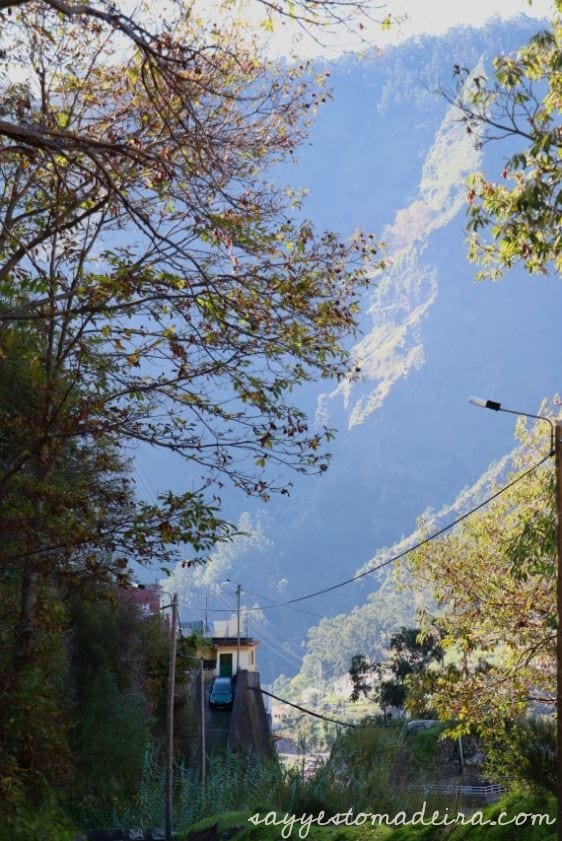 Best of Madeira: Eira do Serrado – Curral das Freiras – Poco dos Chefes. Hiking trails in Nun's Valley, Madeira . #madeira #portugal #bucketlist Najpiękniejsze miejsca i szlaki w Dolinie Zakonnic na Maderze: Eira do Serrado – Dolina Zakonnic – Poco dos Chefes.