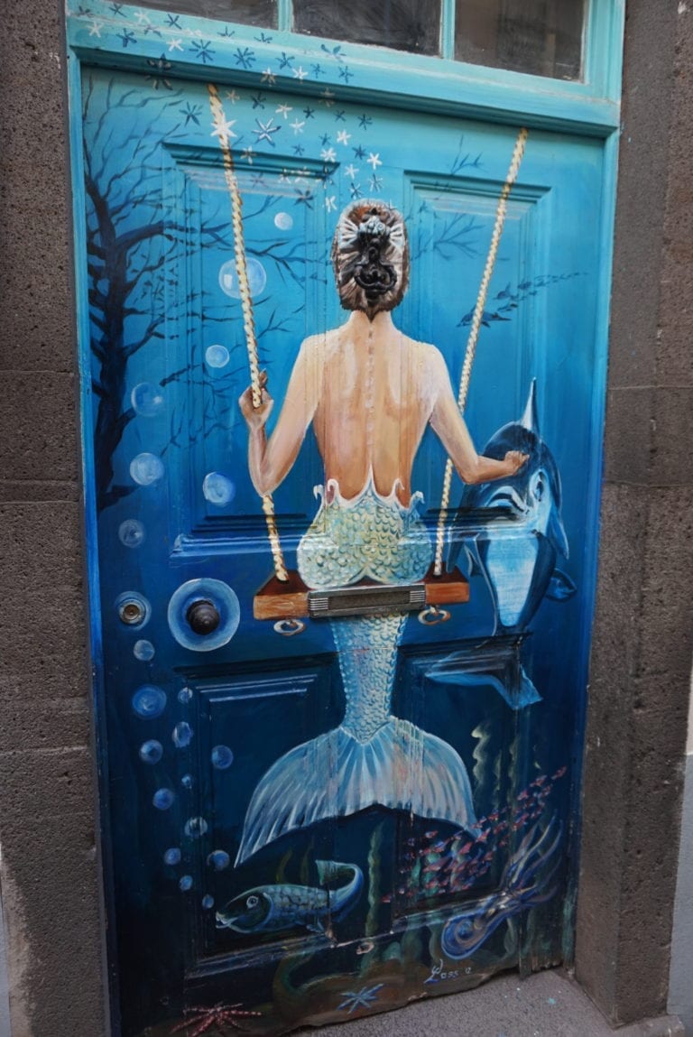 Funchal Gems: Painted doors on Rua de Santa Maria. Old Town street art project “Art of the Open Doors”: Blue Mermaid with a Dolphin || Kolorowe drzwi Funchal – Sztuka Otwartych Drzwi na ulicy Rua de Santa Maria. Sztuka uliczna na Starym Mieście w Funchal: Niebieska Syrenka z Delfinem #madeira #portugal #streetart