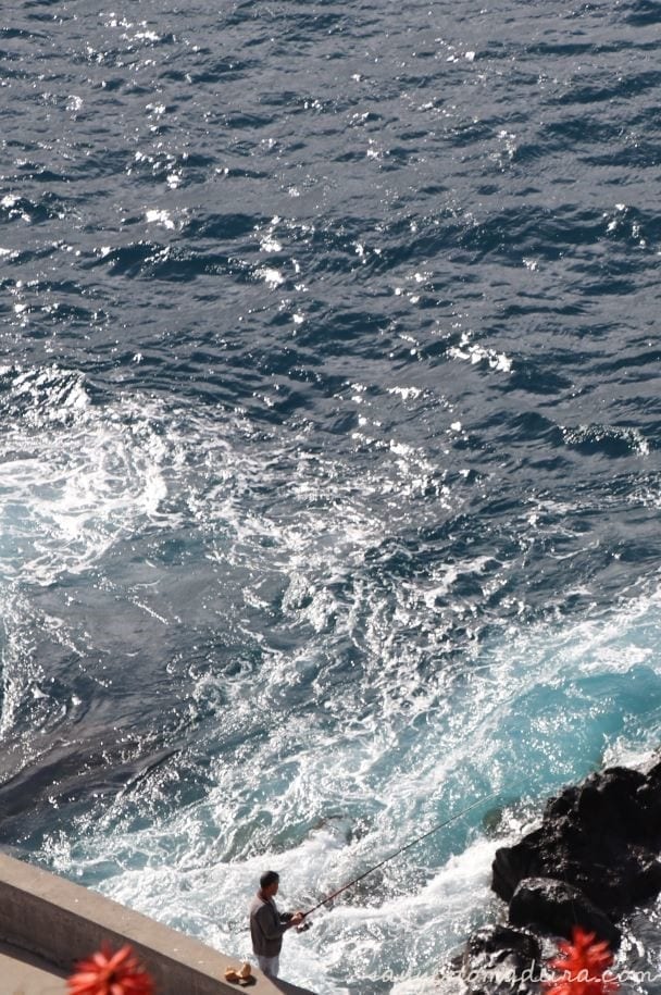 Fishing in Camara de Lobos, Madeira Island. Recommended places in Camara de Lobos. #madeira #portugal #europetravel #travel #bucketlist Piękne miejsca na Maderze: Wioska rybacka Camara de Lobos. Cabo Girao #madera