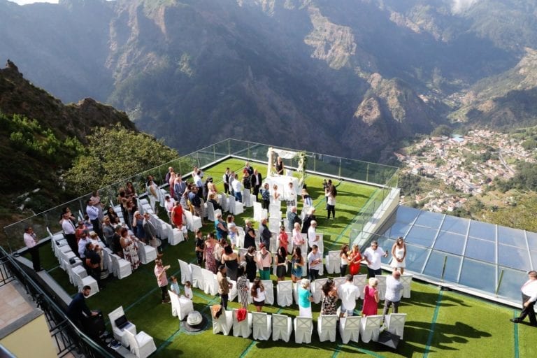 Best destination wedding venues in Europe - mountain wedding venue in Madeira, Portugal. Mountain wedding. Green wedding. #madeira #wedding #weddingvenue #greenwedding #bestwedding #weddinginspiration