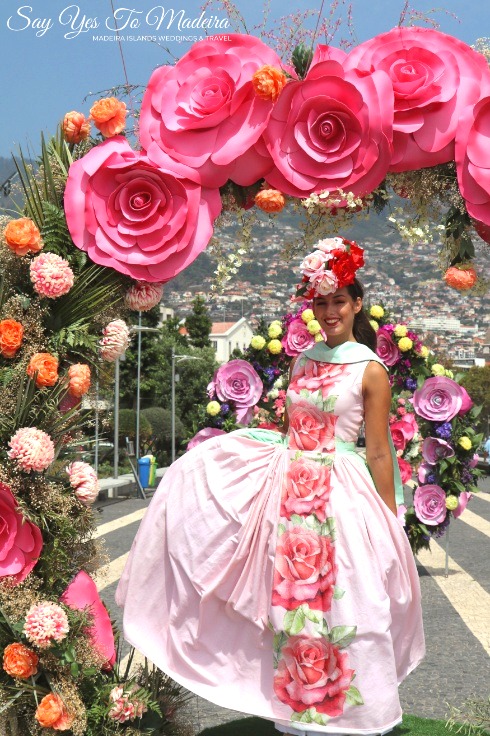 Kiedy najlepiej wybrać się na Maderę oraz najważniejsze imprezy w Funchal: Festiwal Kwiatów #madera #wyspamadera #portugalia #festiwalkwiatów #funchal #kwiaty #suknia